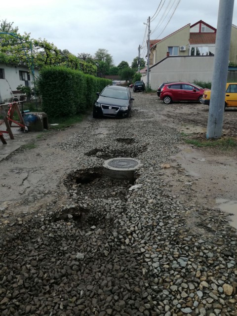 Se surpă o stradă în Techirghiol!