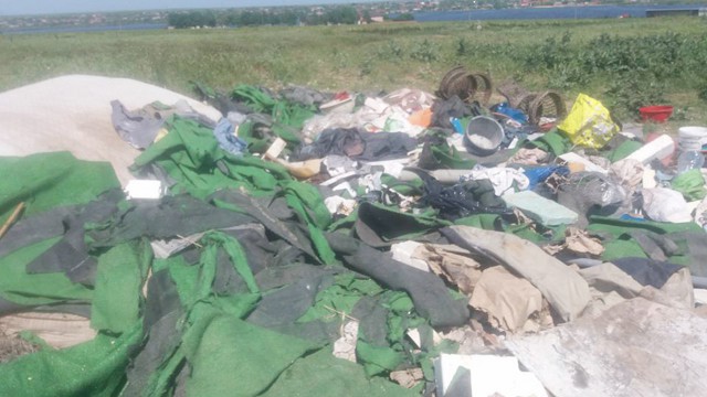 NESIMȚIRE la Corbu! Un afacerist își aruncă gunoiul pe malul lacului!