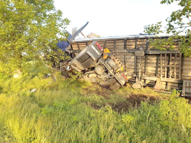 Un TIR s-a răsturnat la intrare în Amzacea