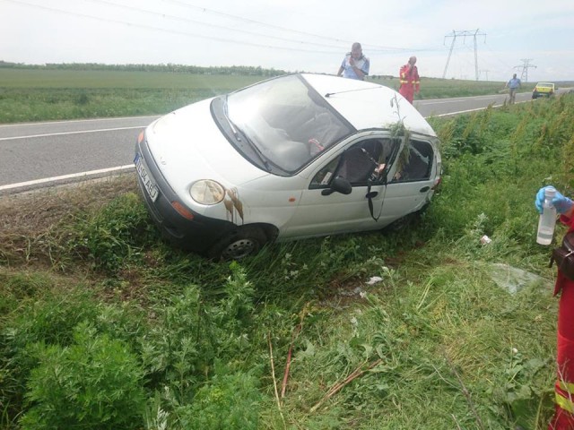 O şoferiţă s-a răsturnat cu maşina între popasul Taşaul şi Tariverde! Două fetiţe, rănite - FOTO!