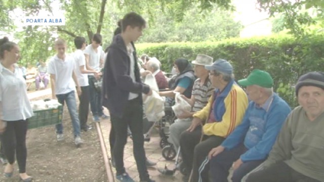 Vârstnicii de la Centrul de Îngrijire Poarta Albă, vizitaţi de elevii de la Colegiul Agricol Poarta Albă