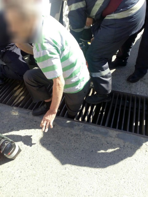 O persoană a rămas blocată în grilajul unei scurgeri, la Constanţa