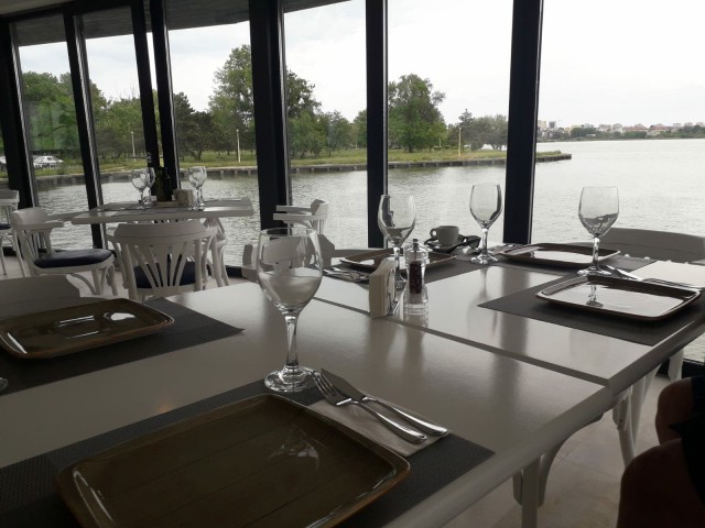 Fostul vice de la CJC, Cristinel Dragomir, îşi deschide restaurant unde se bea vin de la celălalt ex-vice, Cristi Darie