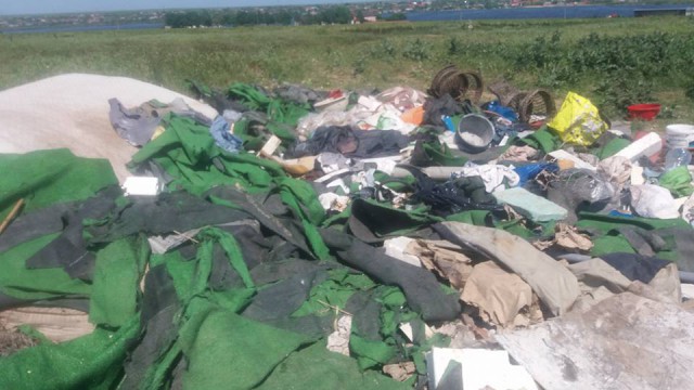 NESIMȚIRE la Corbu! Un afacerist își aruncă gunoiul pe malul lacului!