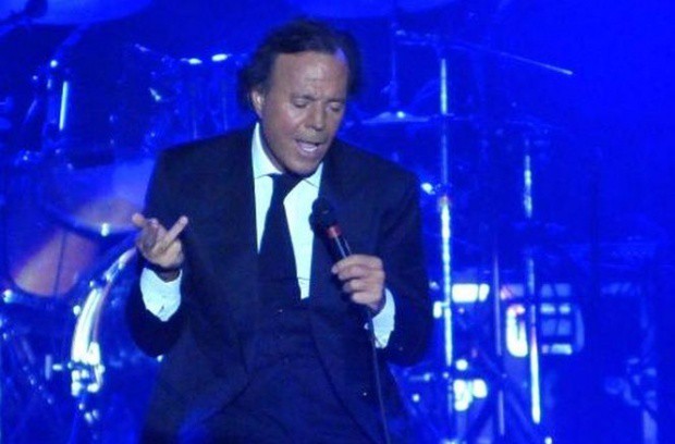 Julio Iglesias face recurs în procesul de paternitate şi refuză să se supună unui test ADN