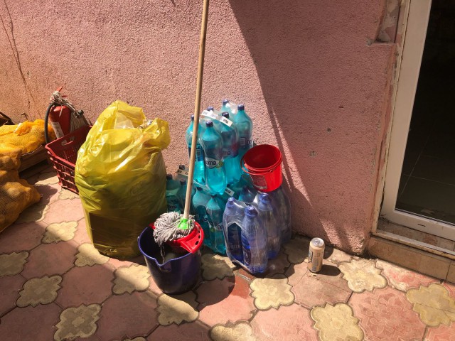INCREDIBIL! Sticle de apă și suc, ȚINUTE ÎN WC, la un magazin din Constanța - VIDEO