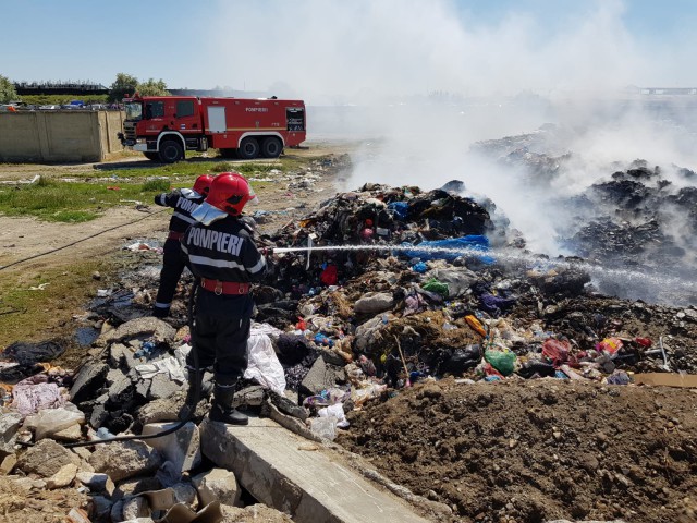 A luat foc groapa de gunoi de la Lumina VIDEO