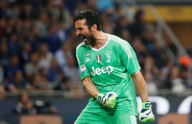 Gianluigi Buffon îşi continuă cariera şi la 42 de ani şi a ajuns să facă schimb de tricouri cu copiii foştilor colegi sau adversari