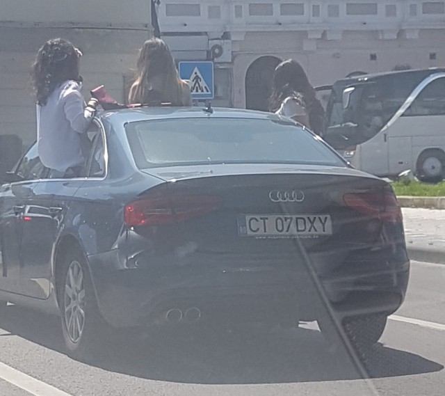 Tineri TERIBILIȘTI pe străzile Constanței: iată cum sărbătoresc terminarea liceului! VIDEO