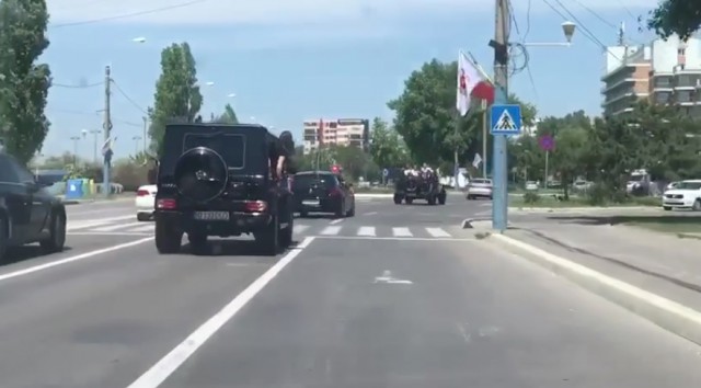 Poliţia a aplicat AMENZI după AMENZI piţipoancelor care stau atârnate de portierele maşinilor în trafic! VIDEO