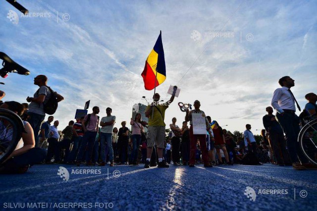Protestatarii au blocat circulaţia în zona Palatului Victoria