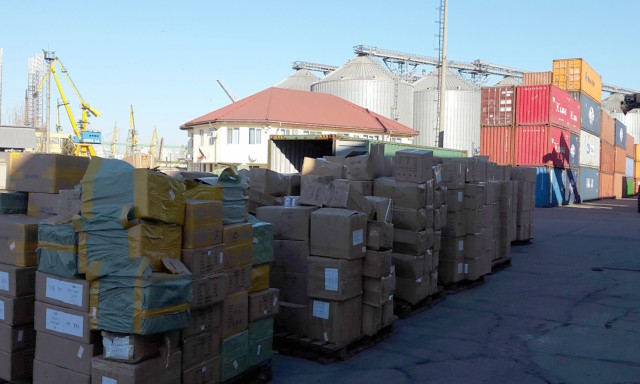 Sute de mii de articole de sticlărie, confiscate în Portul Constanţa Sud Agigea