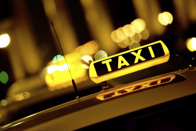 Şi reprezentanţii cluburilor din Mamaia au început să se plângă de taximetriştii care JUPOAIE de bani clienţii