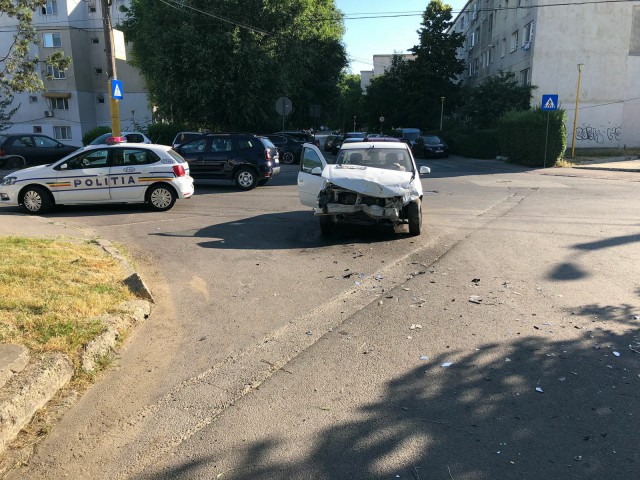 Accident în Tomis Nord: indicator rutier pus la pământ; o persoană a ajuns la spital!