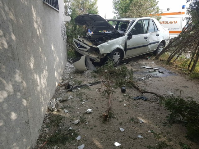 Accident rutier TERIBIL pe Baba Novac: un şofer BEAT a INTRAT CU MAŞINA ÎN BLOC!