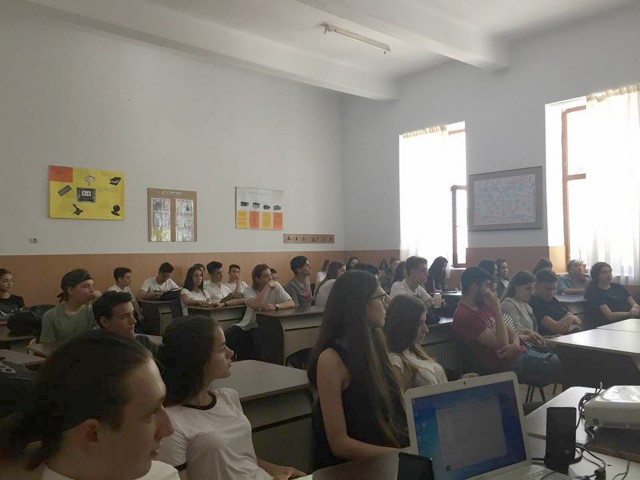Lecţie despre viaţă, ţinută de psihologul Carmen Pilici şi actorul Tiberiu Roşu la Colegiul Mihai Eminescu
