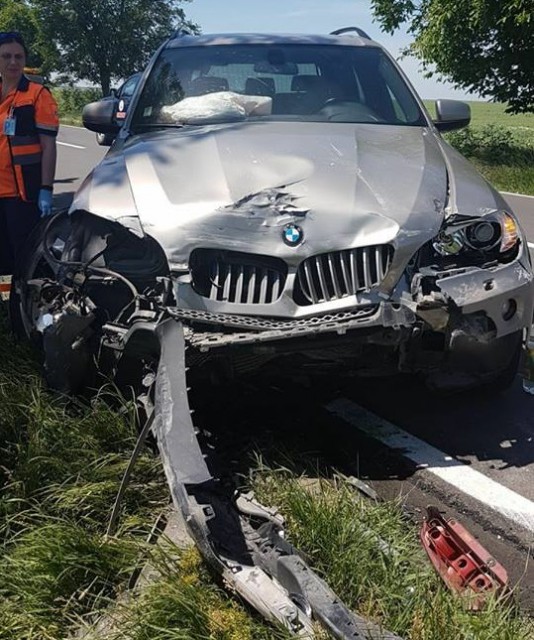 Accident rutier GRAV, după EXPLOZIA unei anvelope: un BMW s-a făcut PRAF, mai multe persoane rănite