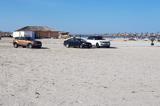 Dacă turişti nu sunt pe plajă, sunt maşini! Ce au păţit proprietarii BOLIZILOR intraţi pe nisip, în Mamaia Nord