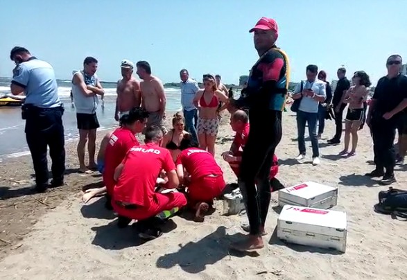 Vacanţa pe litoral: salvaţi la limită din apele Mării Negre – VIDEO!
