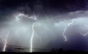 Se anunţă ploi abundente, vijelii şi descărcări electrice la Constanţa!