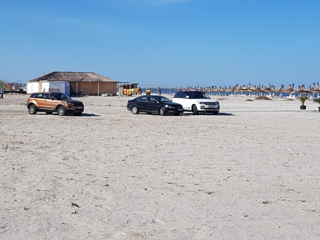 BOLIZI expuși pe plaja din Mamaia Nord. Poliția i-a premiat cu amenzi USTURĂTOARE
