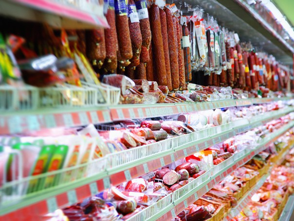 Un parlamentar vrea eliminarea etichetelor înşelătoare de pe mezeluri şi brânzeturi