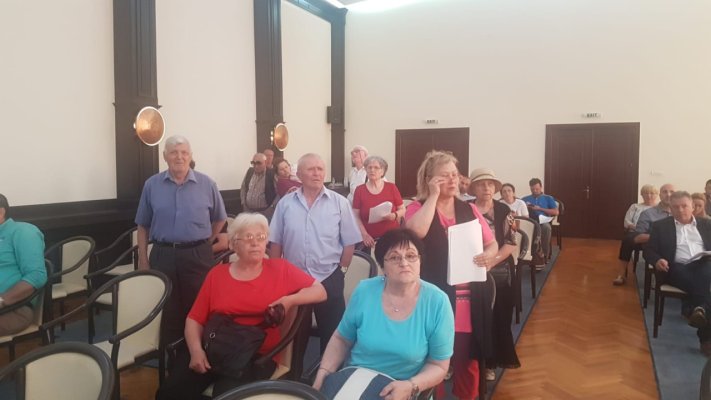 VIDEO. Bătrâni şi mame cu copii în braţe au protestat la şedinţa Consiliului Local Constanţa. Motivul supărării: PUZ-ul unei zone din Tomis Nord!