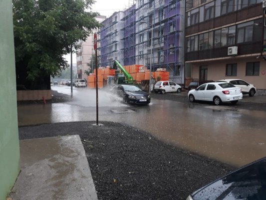 FOTO. STRĂZILE din cartierul Compozitorilor sunt INUNDATE deja!