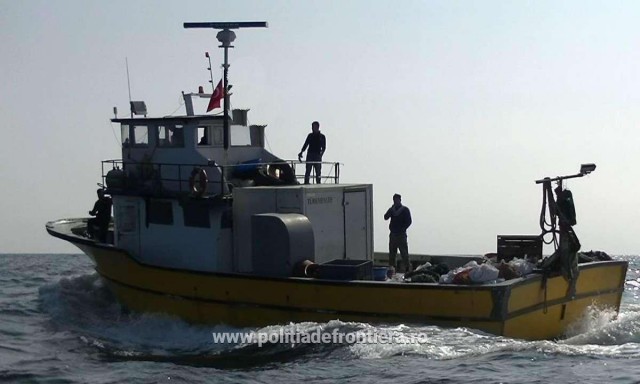 PESCADOR TURCESC depistat la BRACONAT pe Dunăre: S-au tras FOCURI DE ARMĂ