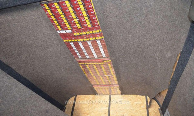 Zeci de mii de pachete cu ţigări de contrabandă, ascunse în tavanul şi pereţii unui microbuz