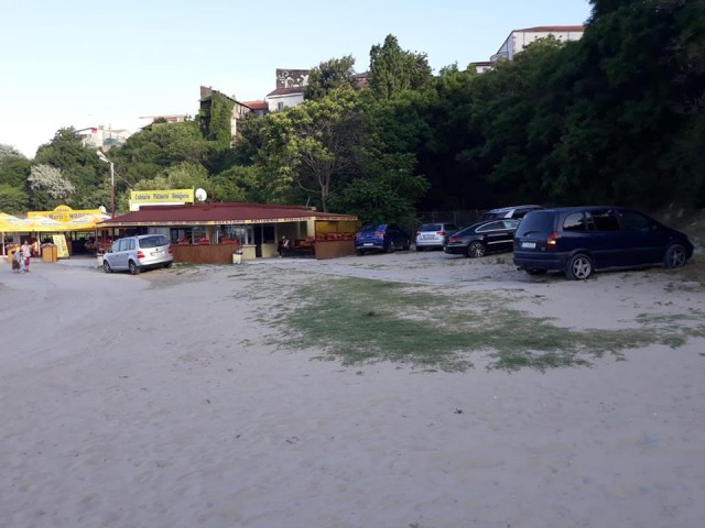 Plaja Modern, PLINĂ OCHI de maşini! Breşa de acces pe nisip: plaja 3 Papuci