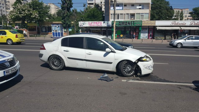 A întors peste linia continuă și a provocat un accident, în Tomis III