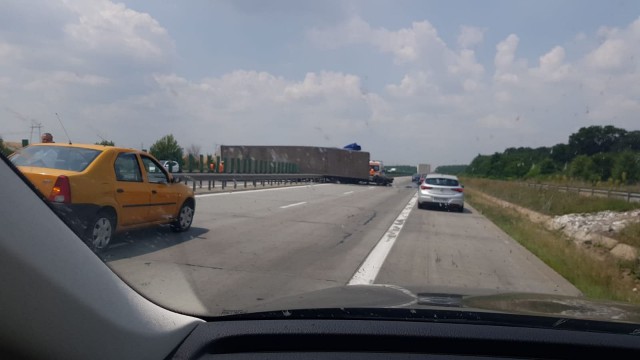 Un TIR a rupt parapetul pe Autostrada A2 şi a intrat pe contrasens