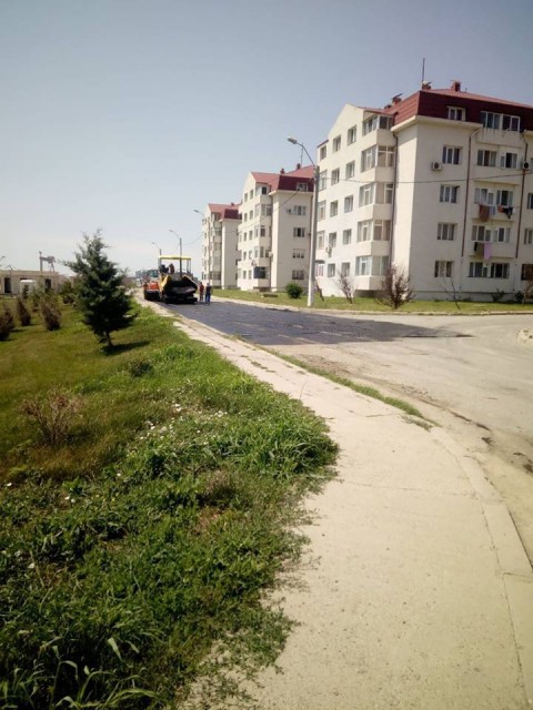 FOTO. Se asfaltează pe mai multe străzi din Mangalia