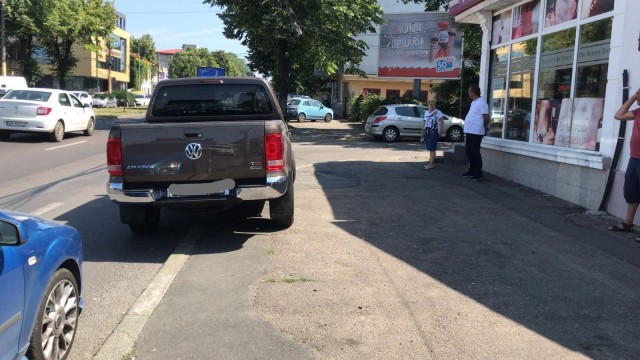 Accidentată de o maşină pe trotuar - iată cum a fost posibil!