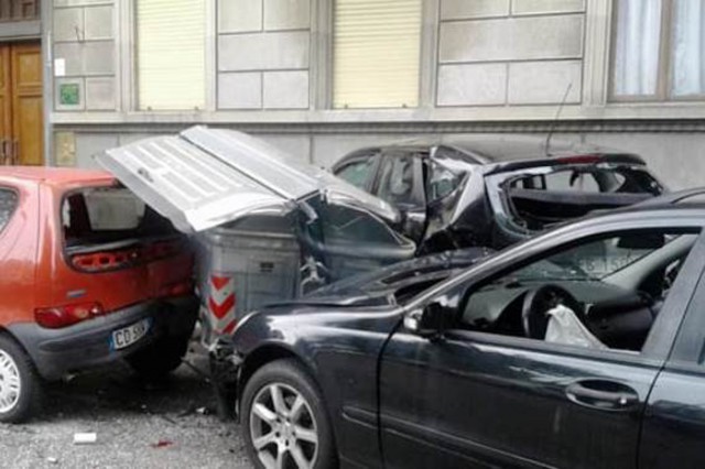 Român din Italia, cu obiceiuri autohtone: s-a urcat mort de beat la volan, fără asigurare, şi a distrus 4 maşini