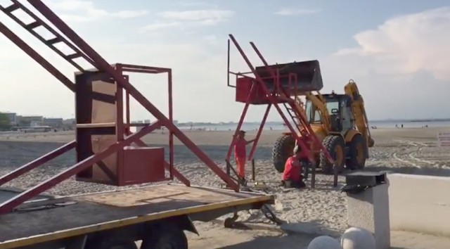 A început montarea noilor foişoare pentru salvamari în staţiunea Mamaia! Cum au reacţionat constănţenii