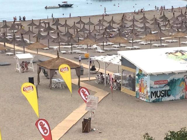 PREŢURI MAI MICI: Constănţenii preferă plajele din oraş, în locul aglomeraţiei din Mamaia!