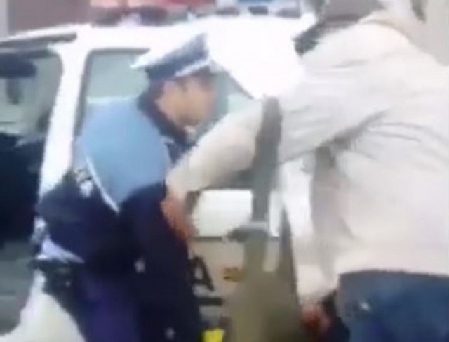 Băut, fără permis şi cu gura mare! Un bărbat a refuzat să colaboreze cu poliţiştii, în zona CET!
