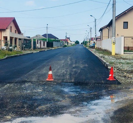 Se asfaltează străzile din cartierul nou de case din Valu lui Traian
