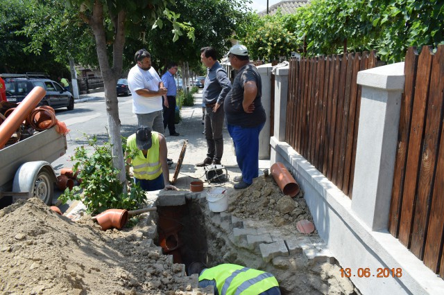 Lucrări de branşare la reţeaua de canalizare nouă pe strada Ovidiu din Cernavodă