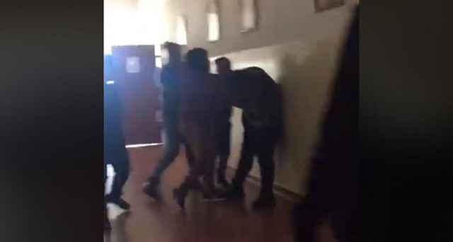 Halucinant! Un elev de 14 ani a fost înjunghiat în incinta școlii chiar de colegul de clasă 