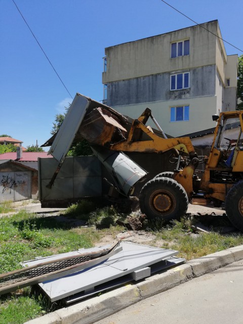 FOTO. În Mangalia sunt DEMOLATE garajele ILEGALE pentru a fi amenajate PARCĂRI!
