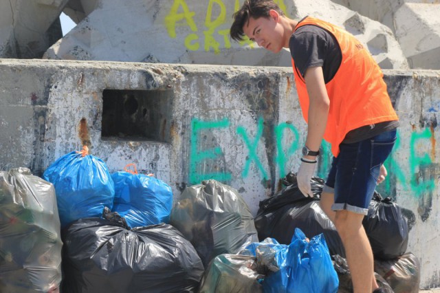 Plaja Modern, 'mai uşoară' cu 300 de kg de deşeuri, după acţiunea de ecologizare a voluntarilor constănţeni!