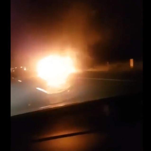 O maşină a ars ca o torţă pe Autostrada A2 - VIDEO!