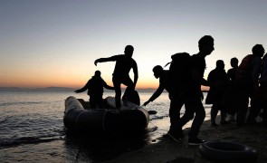 Doi români, cercetaţi pentru trafic de migranţi