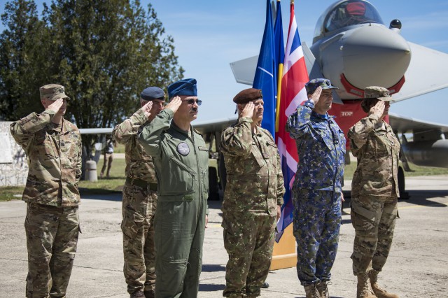 Șeful Forțelor Aeriene Regale vizitează personalul britanic dislocat la Baza Mihail Kogălniceanu