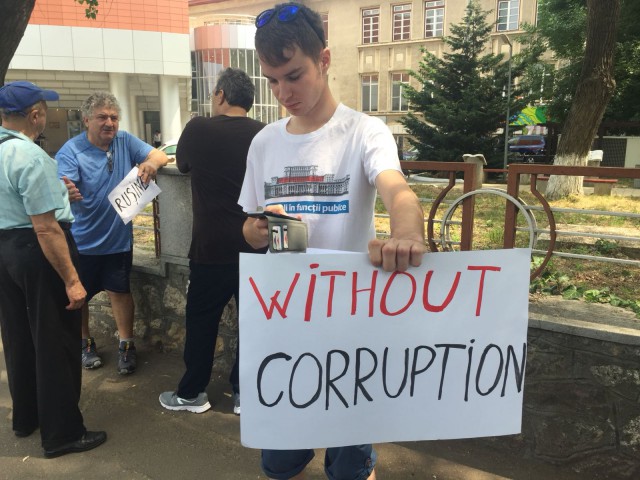 PROTEST în fața Universității „Ovidius”. Protestatarii o așteaptă pe Viorica Dăncilă să iasă!