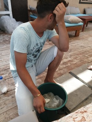 Zeci de vânzători ambulanți găsiți pe plaja din Mamaia, amendați de Poliția Locală