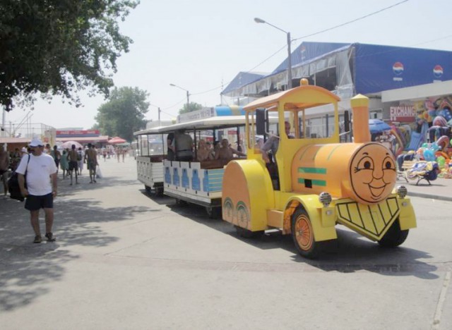 Trenuleţul KAMIKAZE din staţiunea Mamaia. Fără centuri de siguranţă pe bulevard!